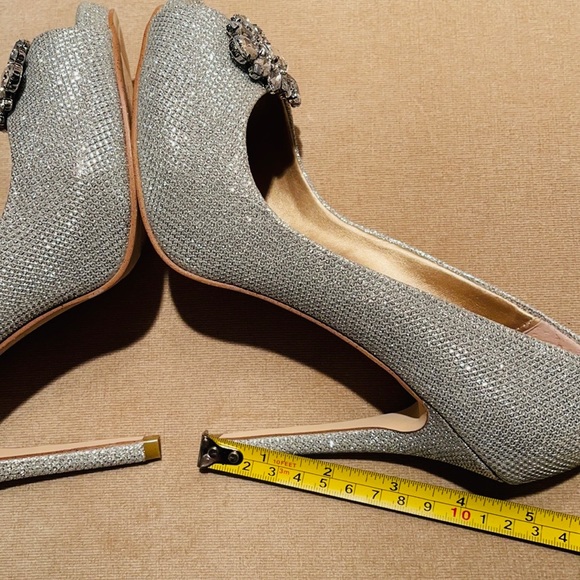 Beautiful never been worn silver pumps! Looks great for any formal event. - Picture 5 of 8
